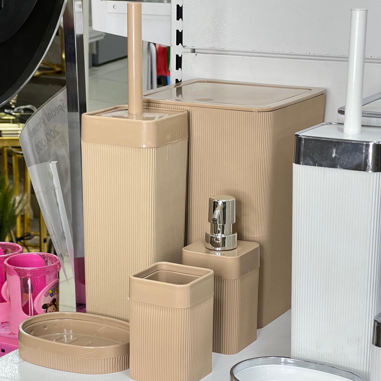 Chrome Rim 5 - Piece Bathroom Set